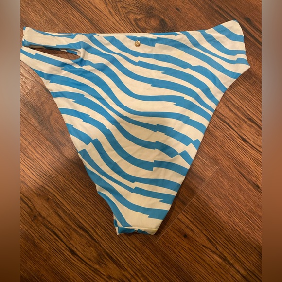 Victoria Secret cut out bikini - Picture 3 of 5